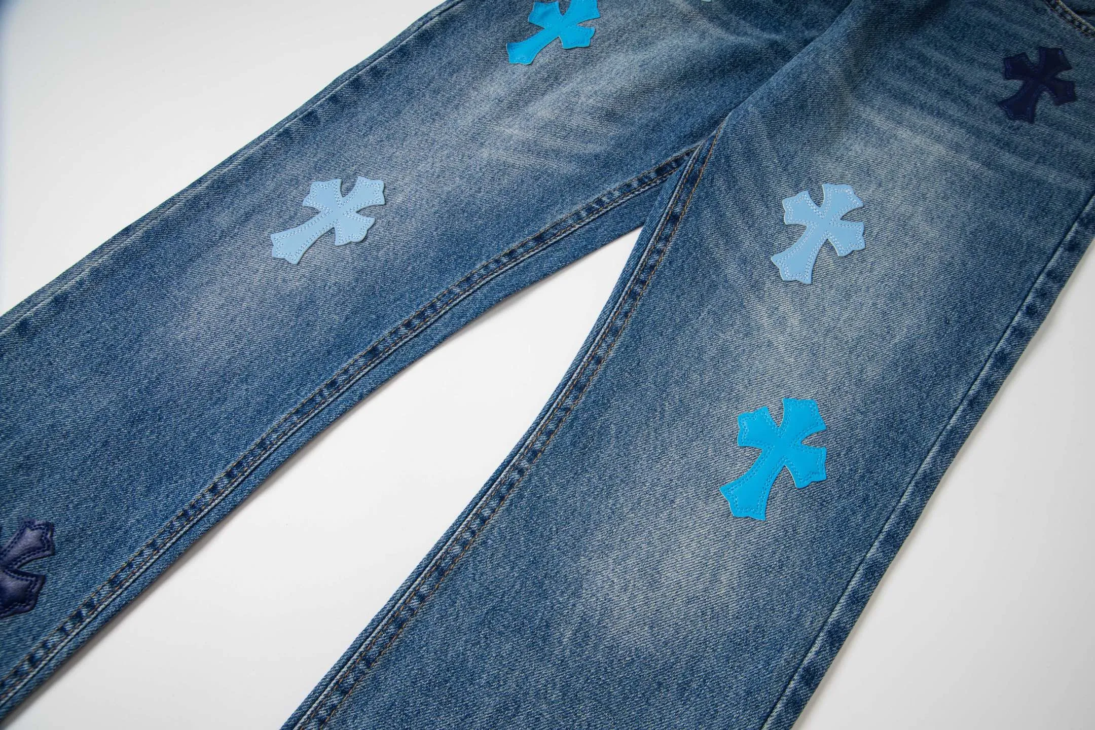 P260 Chrome Hearts micro-flared light blue multi-leather hot jeans. CH jeans need to be washed after the finished product, then disassembled and hand-stitched with sheepskin cross leather and then spliced ​​to complete. The whole piece has too many craftsmanship to explain. The patchwork cross pattern is embellished, and the high-waisted washed jeans! ! Absolutely high-end luxury products, god-level single products and super popular products, made with top heavy industry, a must-see magic weapon. Customized hardware. The fabric is thick and soft after washing. It has good breathability. Customized small leather label. Unique design. The details are simple and elegant, and the workmanship is exquisite. The entire trousers are neatly routed and the details are in place! It’s so cool that both men and women can easily control the genderless trend! Style number: 1796# Color: blue Size: 28 30 32 34 36